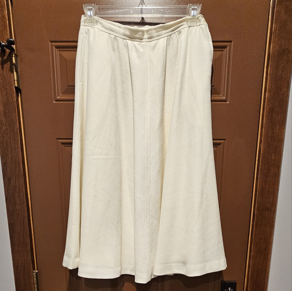 Evan-Picone, A-line Skirt, Woman's Size 16, White. Waist is 31".